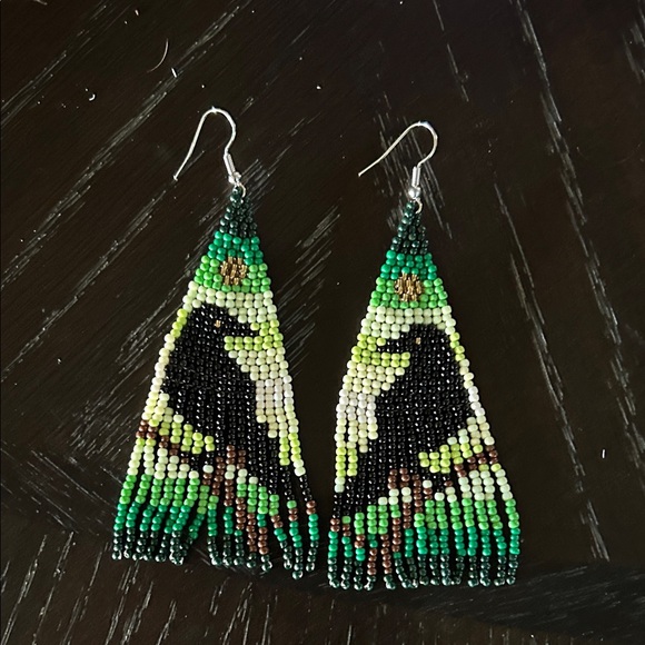 Beaded dangling Crow Design Earrings - Picture 1 of 5